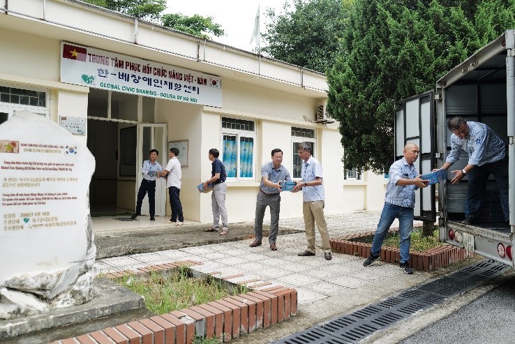 Quỹ Sữa Vươn Cao Việt Nam đến với Trung Tâm Phục hồi Chức Năng Việt - Hàn.