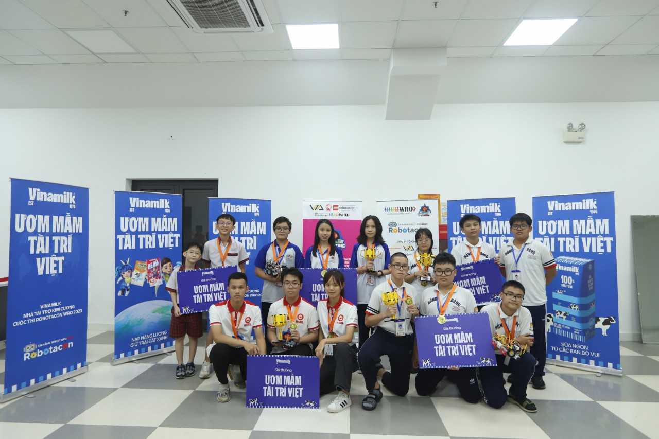 Các đội vô địch 5 bảng hào hứng nhận giải thưởng “Ươm mầm tài trí Việt” từ Vinamilk.