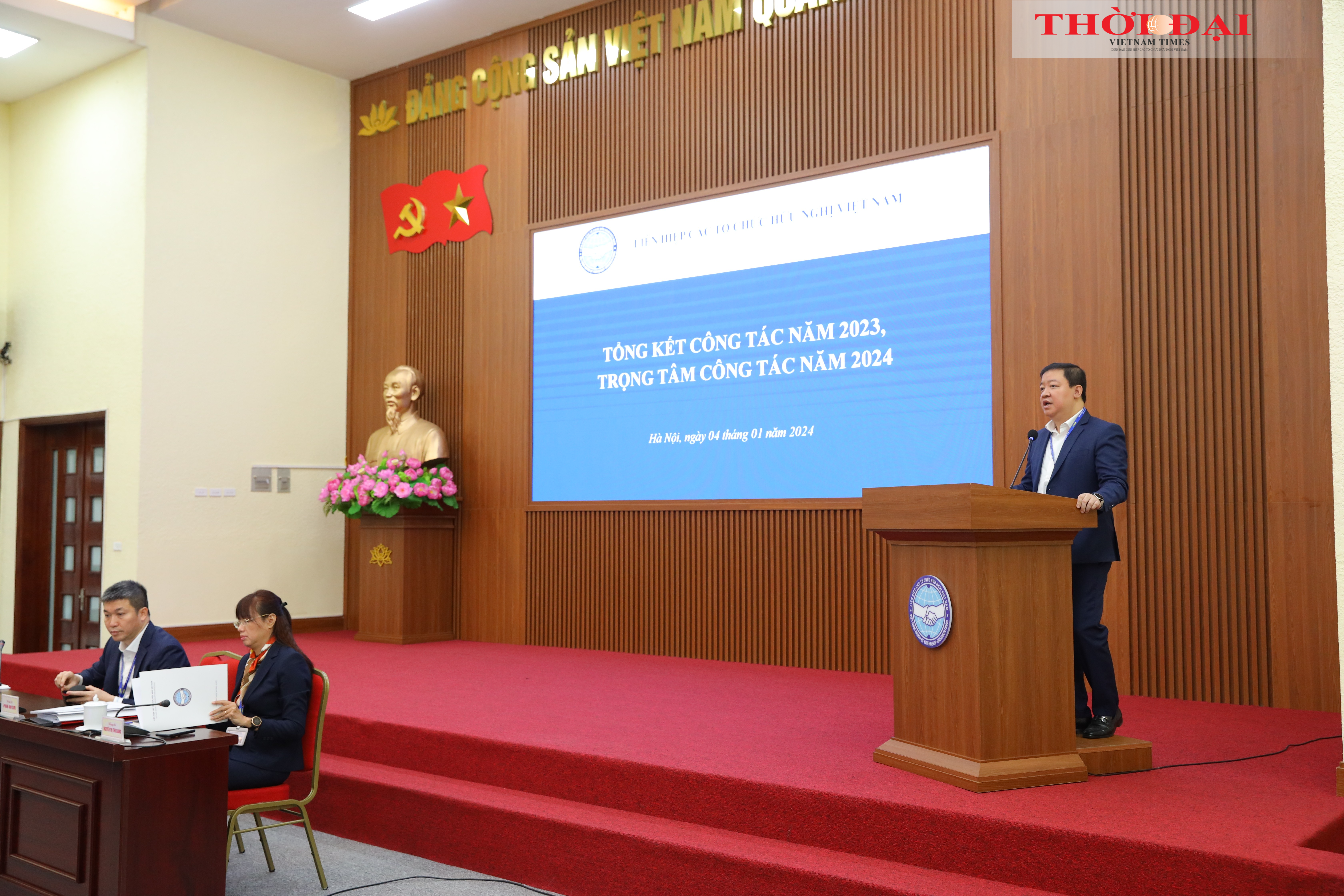 Phó Chủ tịch VUFO Nguyễn Ngọc Hùng trình bày báo cáo tổng kết công tác năm 2023, trọng tâm công tác năm 2024 của VUFO. (Ảnh: Đinh Hòa)