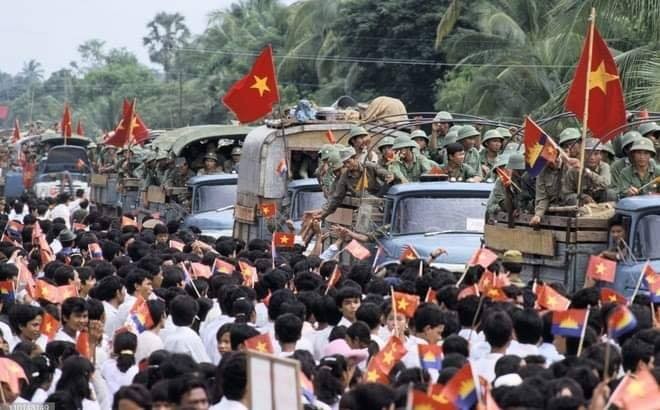 Quân tình nguyện Việt Nam rời khỏi Campuchia tháng 9/1989 trong sự bịn rịn, lưu luyến của người dân nước bạn. Ảnh: Chip HIRES/Gamma-Rapho/Getty.