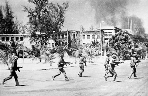 Các lực lượng vũ trang cách mạng Campuchia cùng Quân tình nguyện Việt Nam tiến vào giải phóng Phnom Penh trưa 7/1/1979. Ảnh: TTXVN
