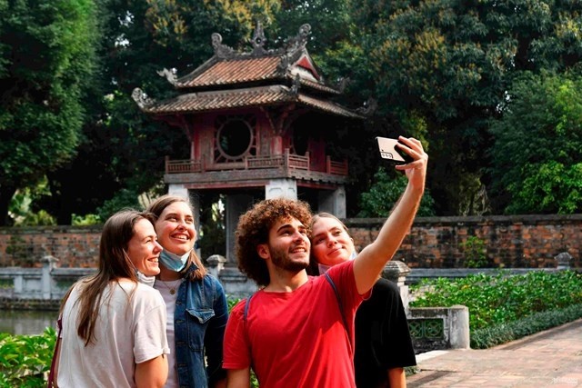 Khách du lịch quốc tế tại Văn miếu Quốc Tử Giám - Hà Nội. (Ảnh: KT)