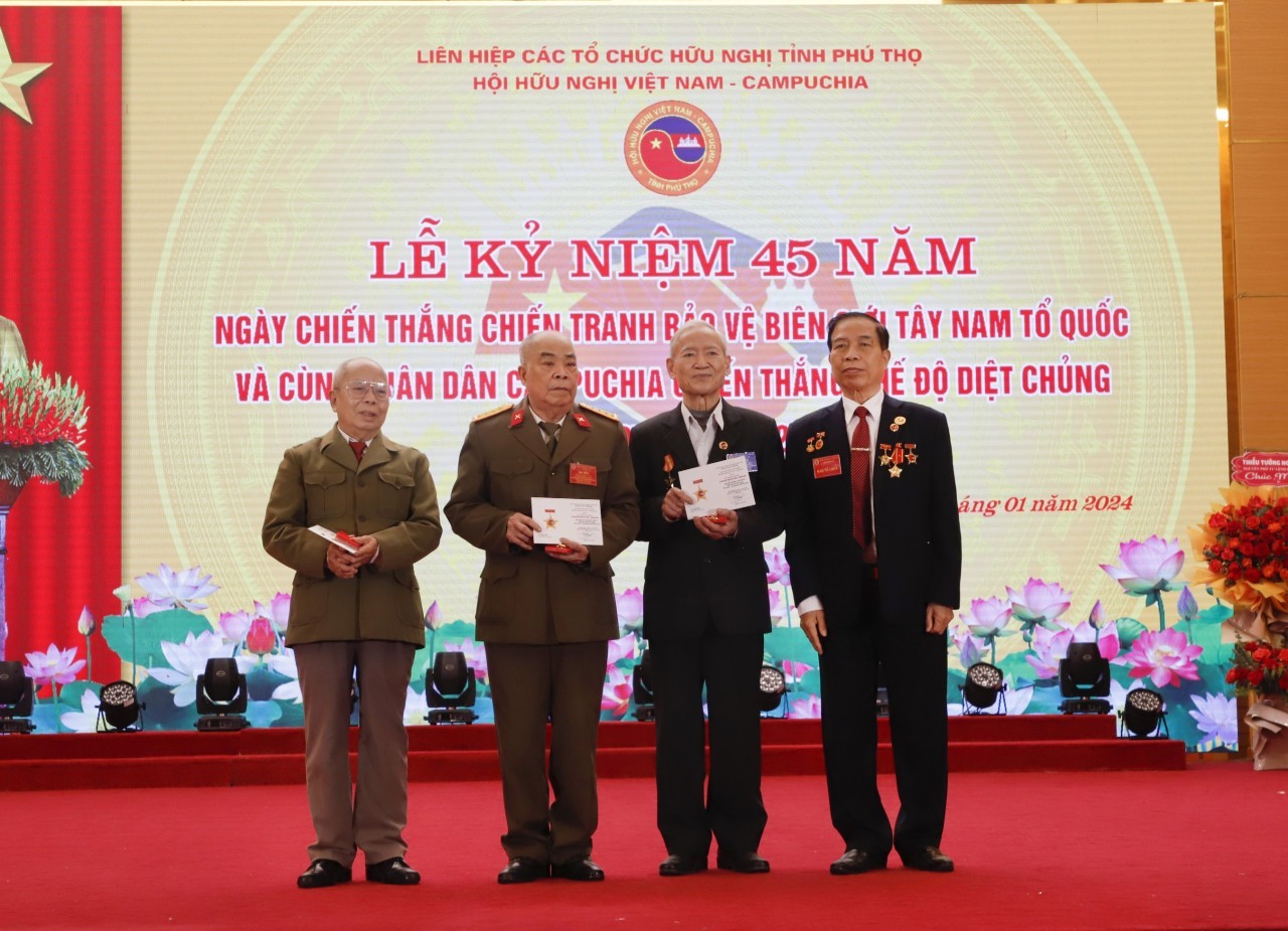 Các cá nhân nhận kỷ niệm chương “Vì tình hữu nghị Việt Nam - Campuchia”.