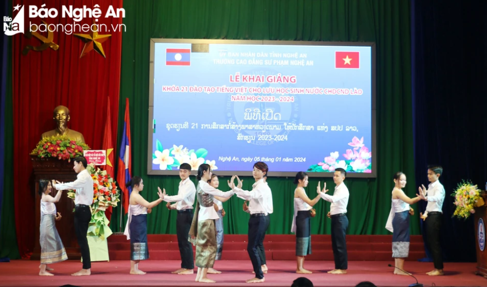 Khai giảng lớp đào tạo tiếng Việt cho 150 lưu học sinh Lào tại Nghệ An