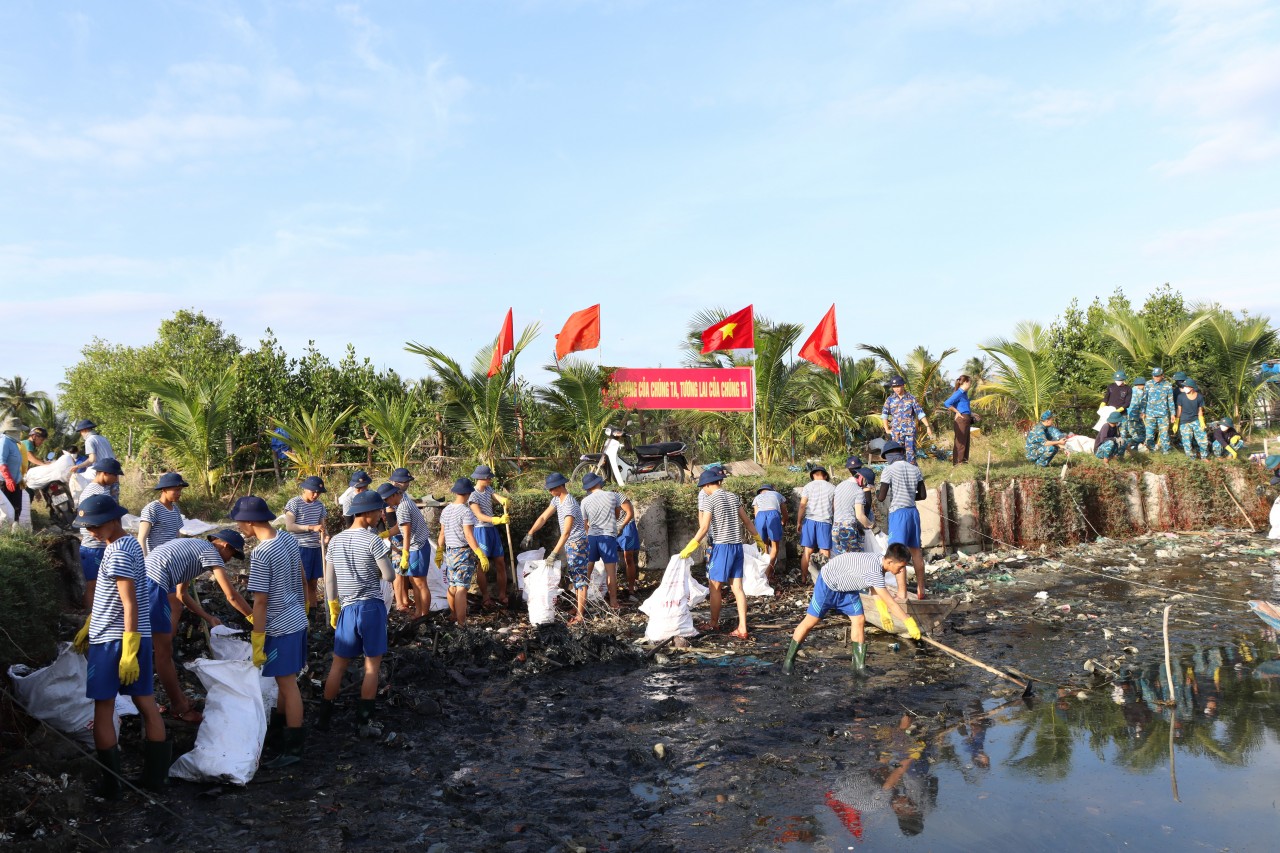 Tuổi trẻ Lữ đoàn 101 chung tay làm sạch biển