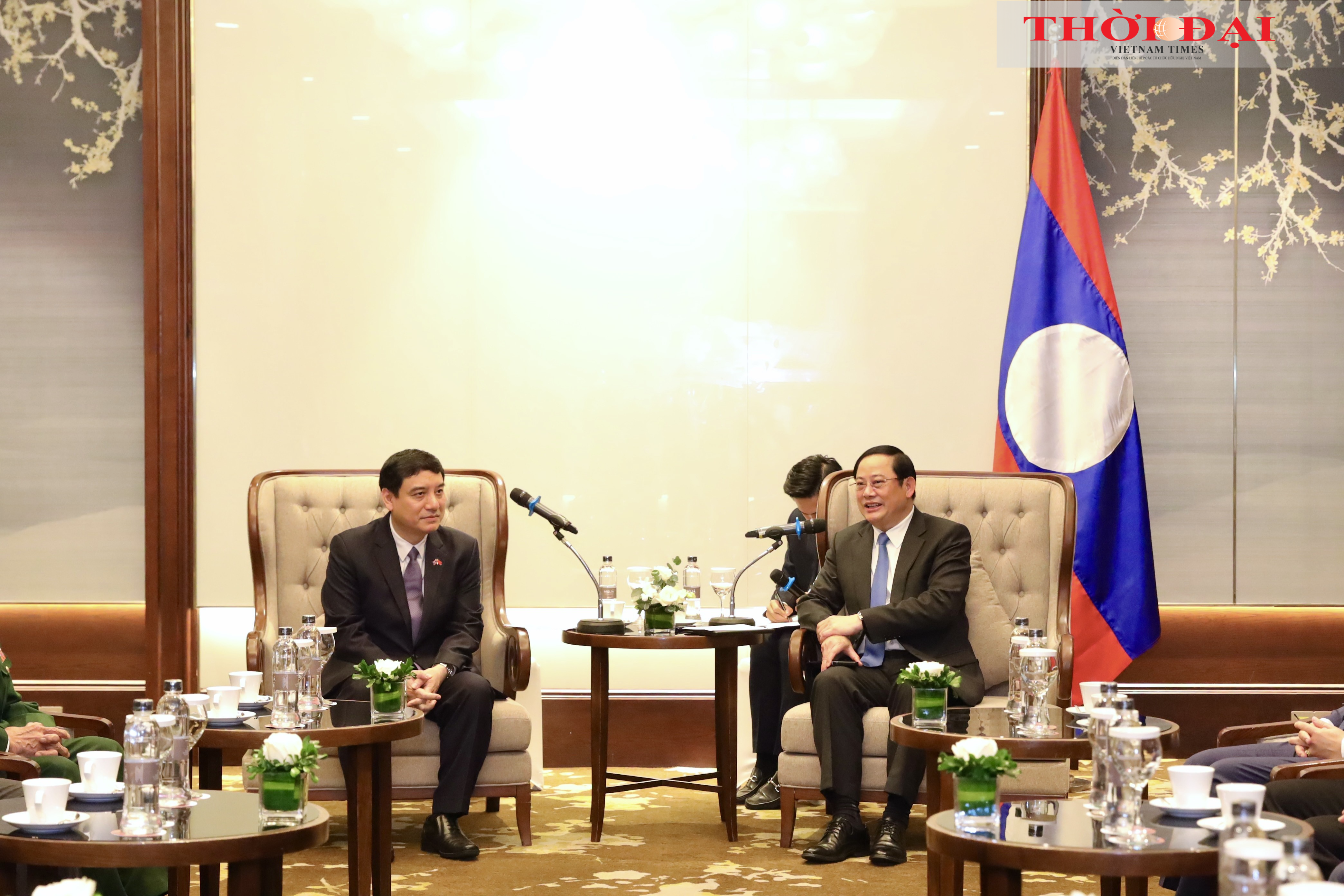 Thủ tướng Lào Sonexay Siphandon gặp Chủ tịch Hội hữu nghị Việt Nam - Lào Nguyễn Đắc Vinh