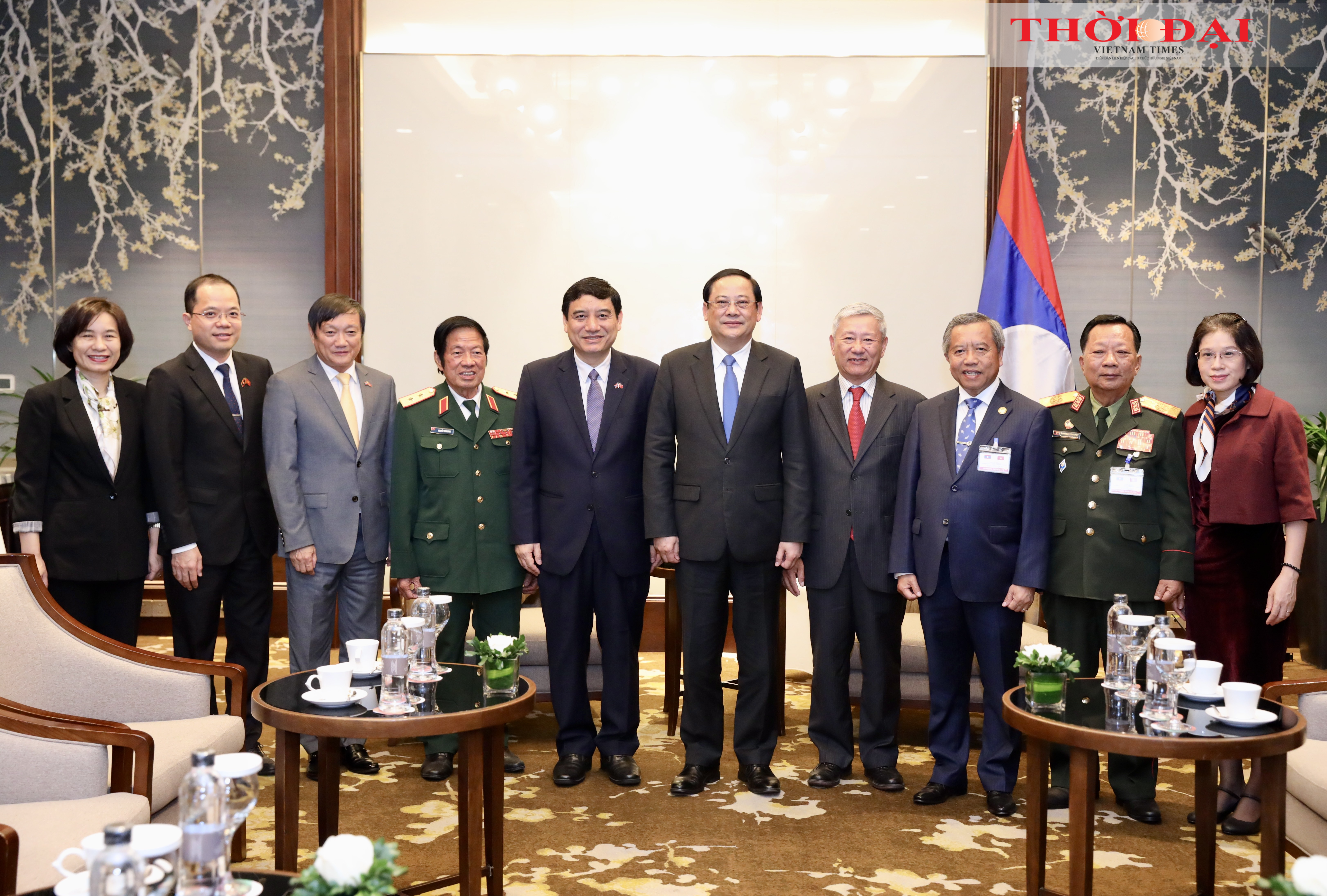 Đoàn đại biểu hai nước chụp hình lưu niệm tại cuộc gặp Thủ tướng Sonexay Siphandon