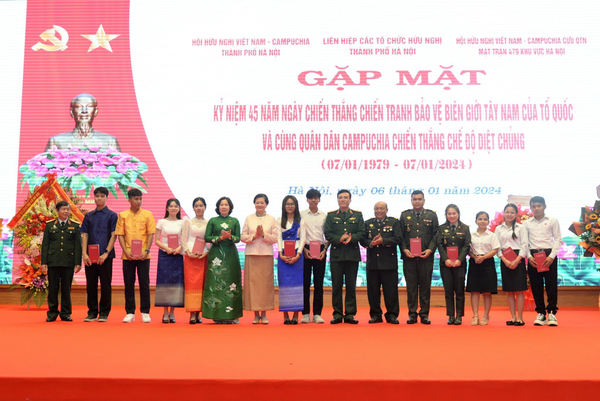 Ban tổ chức đã trao 50 suất quà tặng các cựu chiến binh, cựu quân tình nguyện, cựu chuyên gia và đại diện lưu học sinh, sinh viên Campuchia tại Việt Nam.