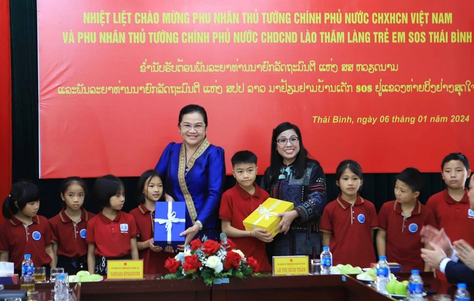 Hai phu nhân mong muốn cán bộ, nhân viên và trẻ em trong làng luôn phát huy ý chí, nghị lực, tinh thần vượt khó vươn lên hòa nhập với cộng đồng và đóng góp tích cực cho xã hội.