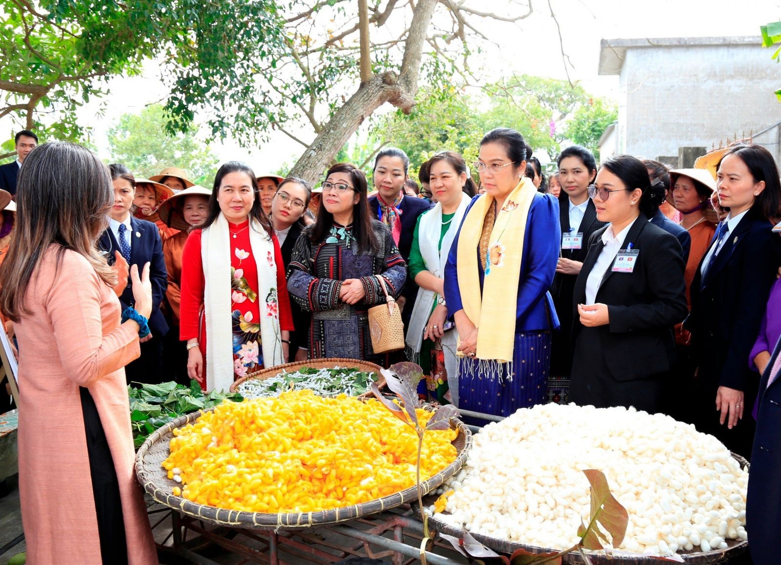 Phu nhân Lê Thị Bích Trân và phu nhân Vandara Siphandone cũng đã tới tham quan làng lụa đũi Nam Cao (huyện Kiến Xương, tỉnh Thái Bình). (Ảnh: thaibinh.gov.vn)