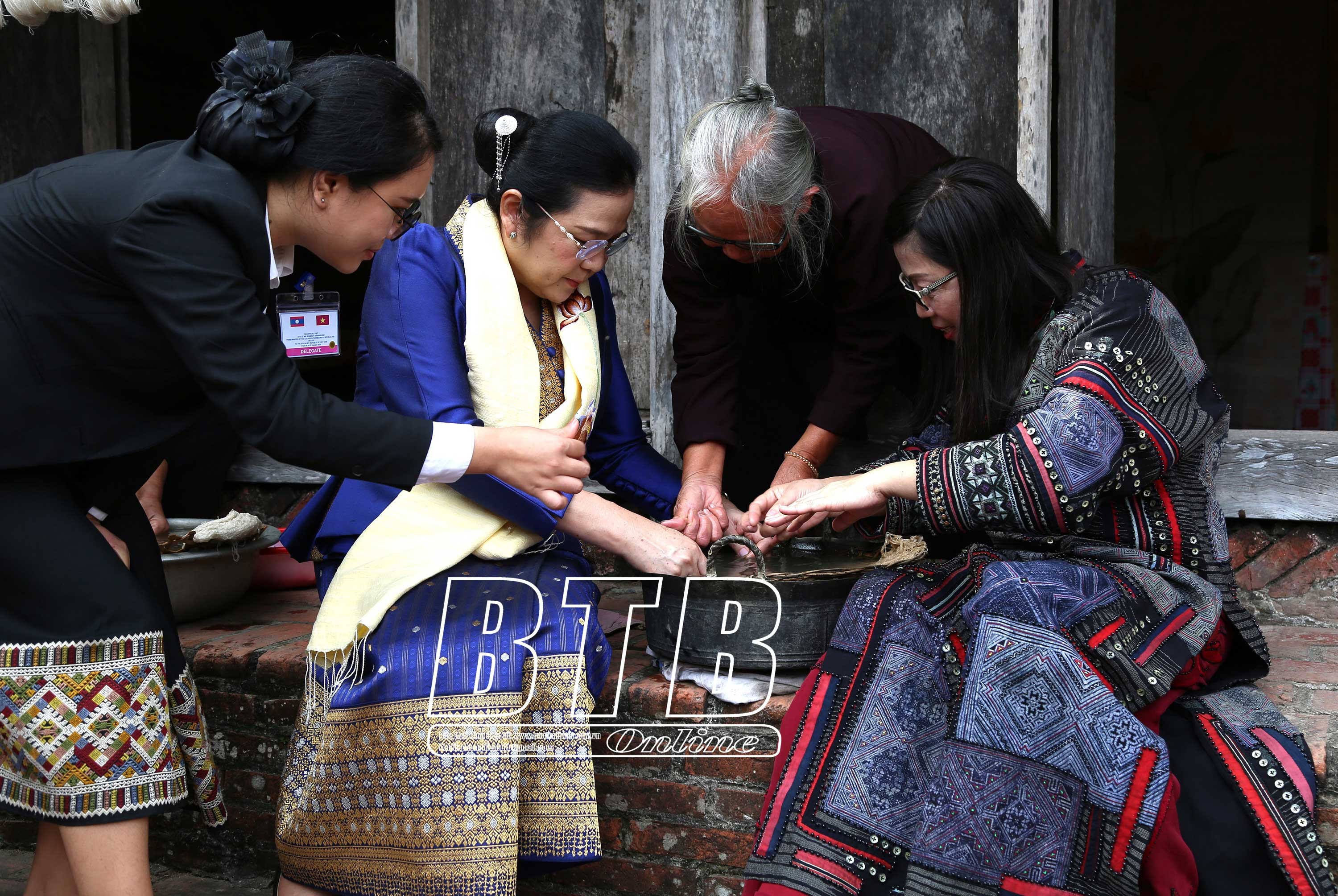 Phu nhân Thủ tướng nước Cộng hòa Xã hội chủ nghĩa Việt Nam và Cộng hòa Dân chủ nhân dân Lào trải nghiệm công đoạn sản xuất lụa đũi cùng người dân địa phương. (Ảnh: Báo Thái Bình)