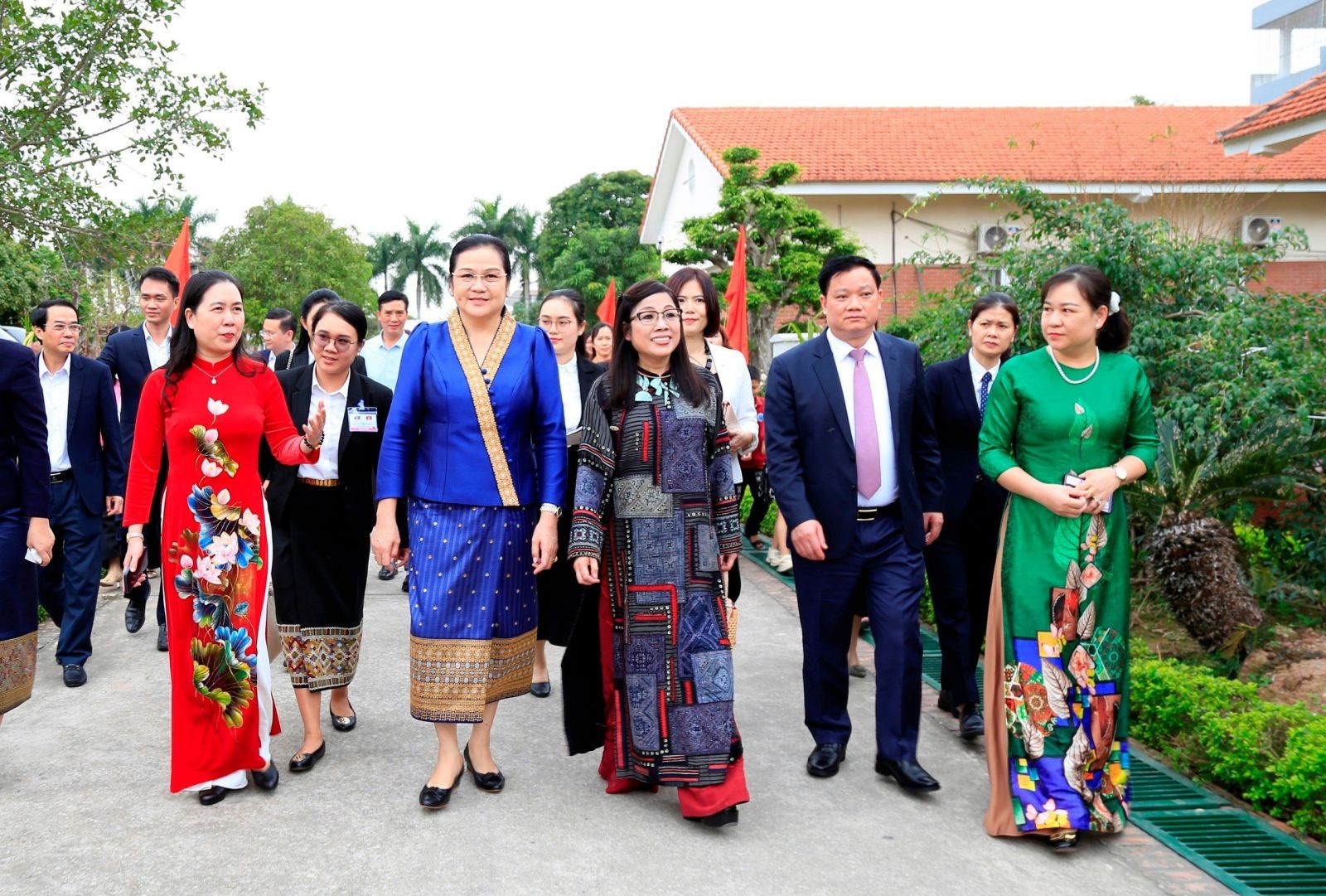 Hai phu nhân cùng đoàn đại biểu tham quan, tìm hiểu thực tế việc ăn ở, sinh hoạt, học tập, vui chơi, giải trí tại một số gia đình trong Làng SOS Thái Bình. (Ảnh: thaibinh.gov.vn)