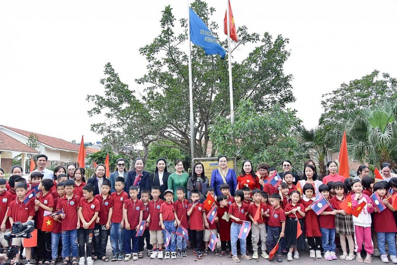Phu nhân Thủ tướng Việt Nam, Lào thăm làng trẻ em SOS Thái Bình, trải nghiệm kéo sợi, quay tơ