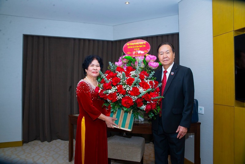 Bà Nguyễn Thị Thành – Chủ nhiệm Câu lạc bộ Dân ca Ví Giặm Nghệ Tĩnh tại Hà Nội chụp ảnh cùng Phó Chủ tịch Quốc hội Lào Chaleun Yiapaoher