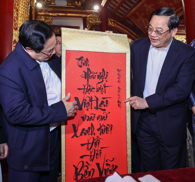Thủ tướng Phạm Minh Chính, Thủ tướng Lào Sonexay Siphandone cùng hai Phu nhân thăm hồ Hoàn Kiếm
