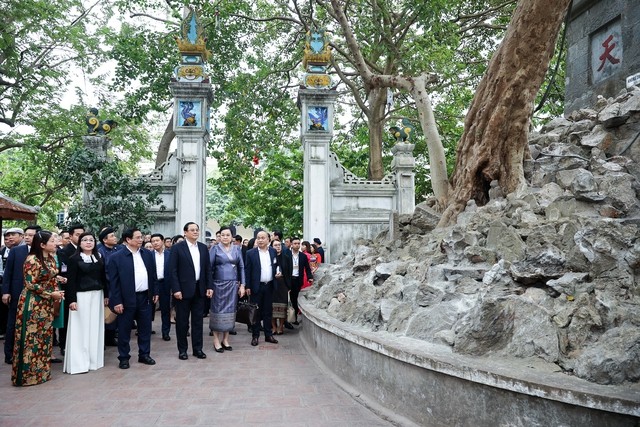 Thủ tướng Phạm Minh Chính, Thủ tướng Lào Sonexay Siphandone cùng hai Phu nhân thăm hồ Hoàn Kiếm
