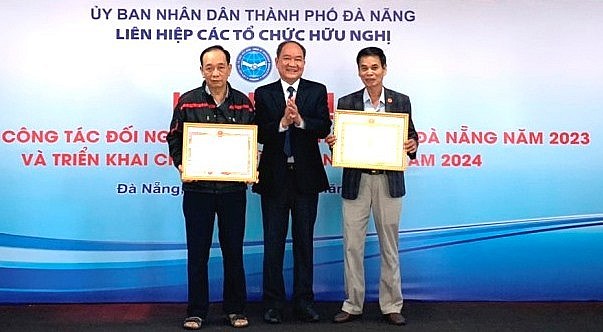 Hội hữu nghị Việt Nam - Trung Quốc thành phố Đà Nẵng và Hội hữu nghị Việt Nam - Campuchia thành phố Đà Nẵng nhận Bằng khen vì đã có thành tích xuất sắc trong công tác đối ngoại nhân dân (Ảnh: danang.gov.vn)