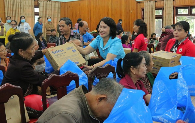 Thăm khám, mổ mắt miễn phí, tặng nhu yếu phẩm và quà Tết cho hộ khó khăn ở Đắk Nông