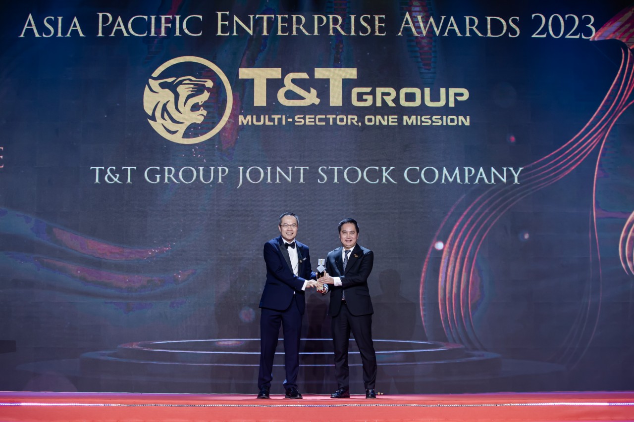 Ông Mai Xuân Sơn, Tổng Giám đốc T&T Group đại diện Tập đoàn nhận giải thưởng Doanh nghiệp xuất sắc Châu Á 2023.