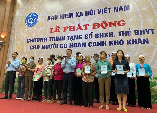 Tổng giám đốc BHXH Việt Nam tặng sổ BHXH, thẻ BHYT cho người dân có hoàn cảnh khó khăn.