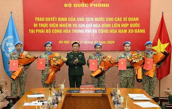 trao quyet dinh cho 5 si quan len duong thuc hien nhiem vu gin giu hoa binh