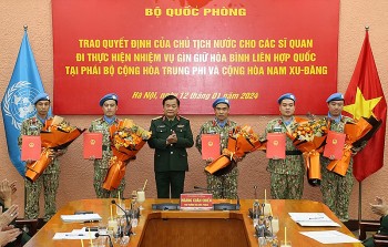 Trao quyết định cho 5 sĩ quan lên đường thực hiện nhiệm vụ gìn giữ hòa bình