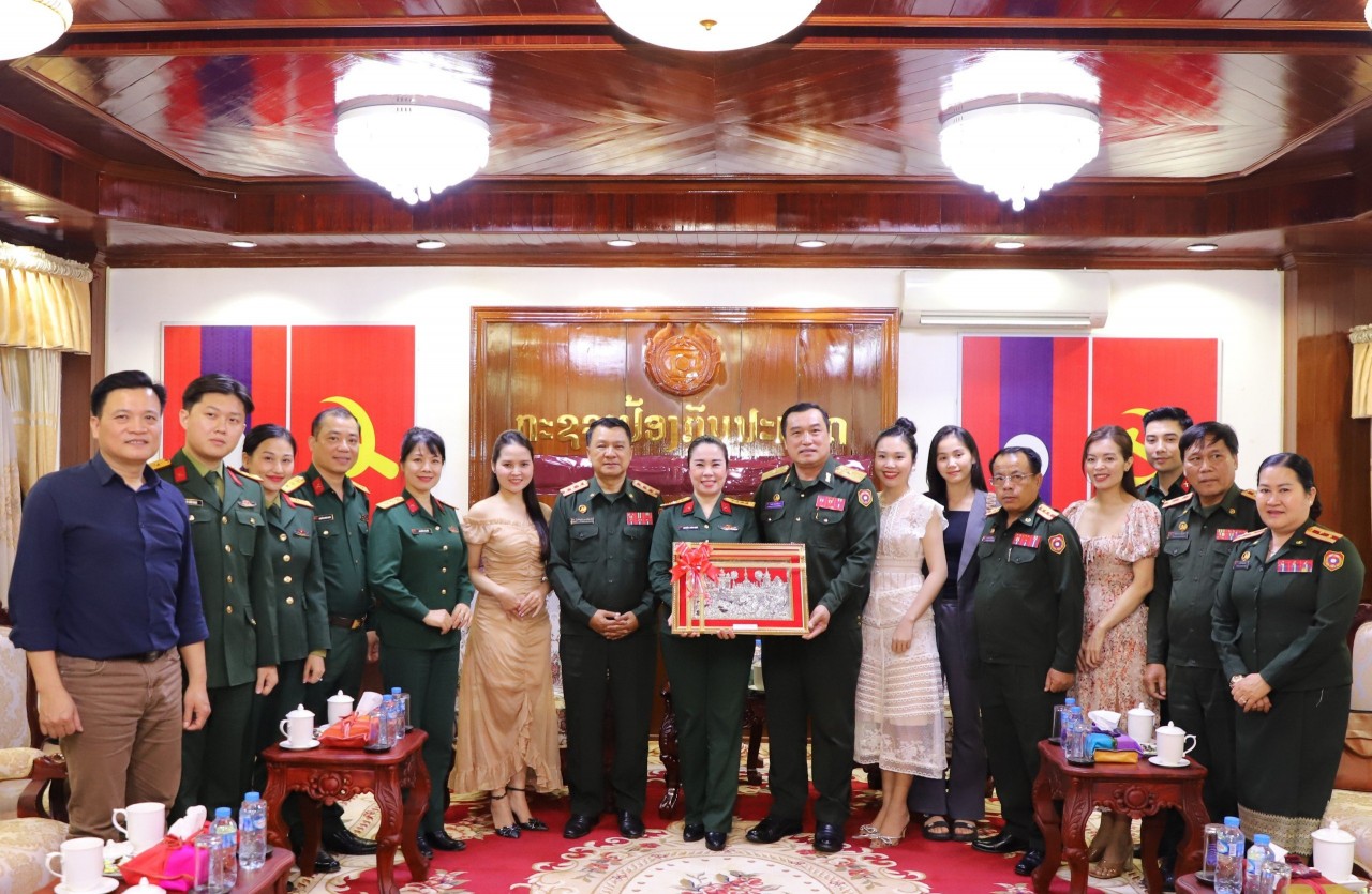 Nhà hát Ca múa nhạc quân đội mang tiếng hát, lời ca vun đắp tình hữu nghị Việt - Lào