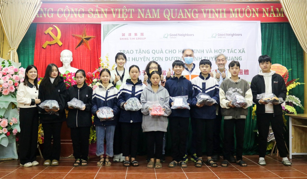GNI tặng giày, quần áo, chăn cho trẻ em vùng cao Hà Giang, Hòa Bình, Tuyên Quang