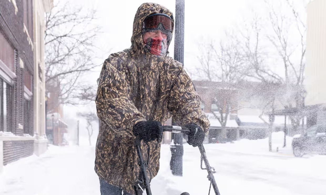 dọn dẹp vỉa hè bằng máy thổi tuyết ở Atlantic, Iowa, vào ngày 13 tháng 1 năm 2024. Ảnh: Justin Lane/EPA