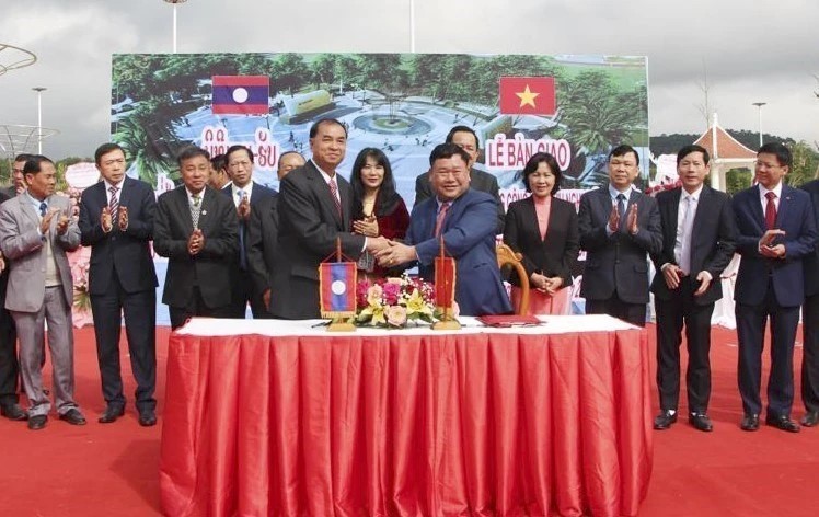 Đại biểu Việt Nam và Lào tại lễ bàn giao Công viên Hữu nghị Việt Nam-Lào. (Ảnh: TTXVN)