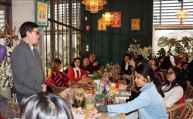 Lan tỏa tình yêu tiếng Việt với "Tủ sách tiếng Việt trong nhà hàng Việt"
