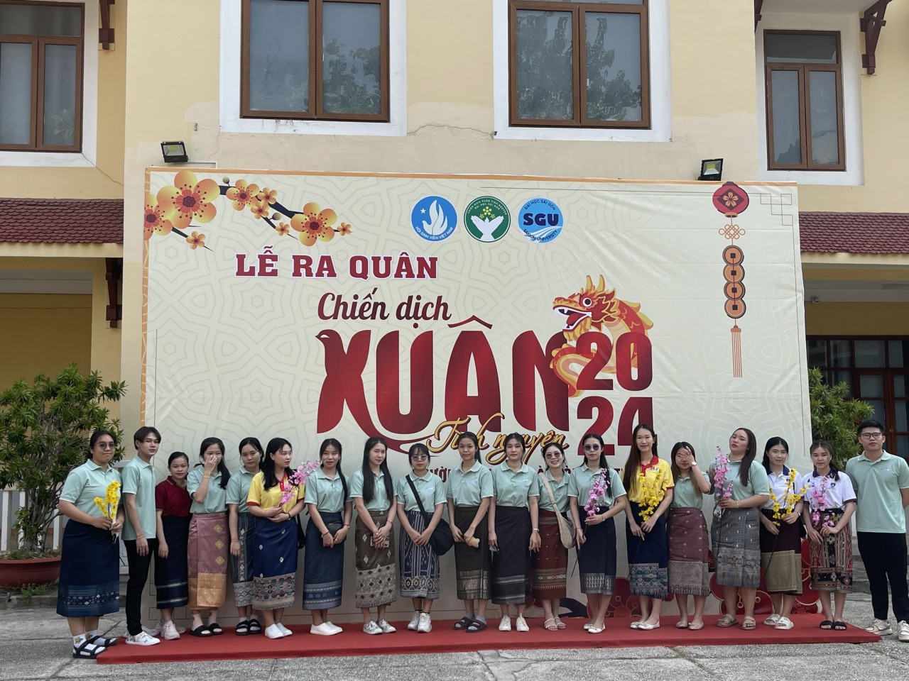 Lưu học sinh Lào, Campuchia trải nghiệm gói bánh chưng