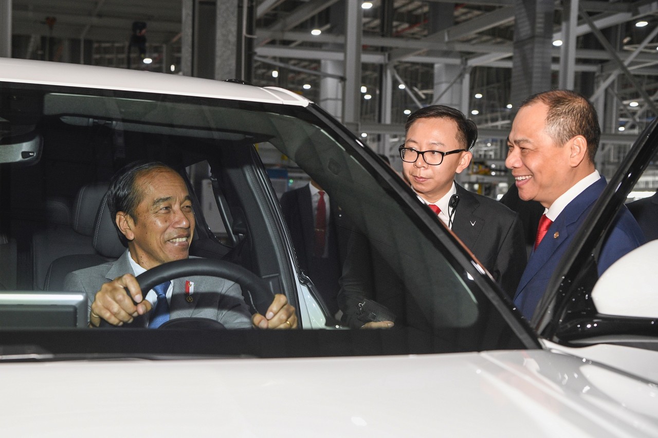 Tổng thống Indonesia Joko Widodo trực tiếp ngồi thử ghế lái chiếc VF9 tại Nhà máy.