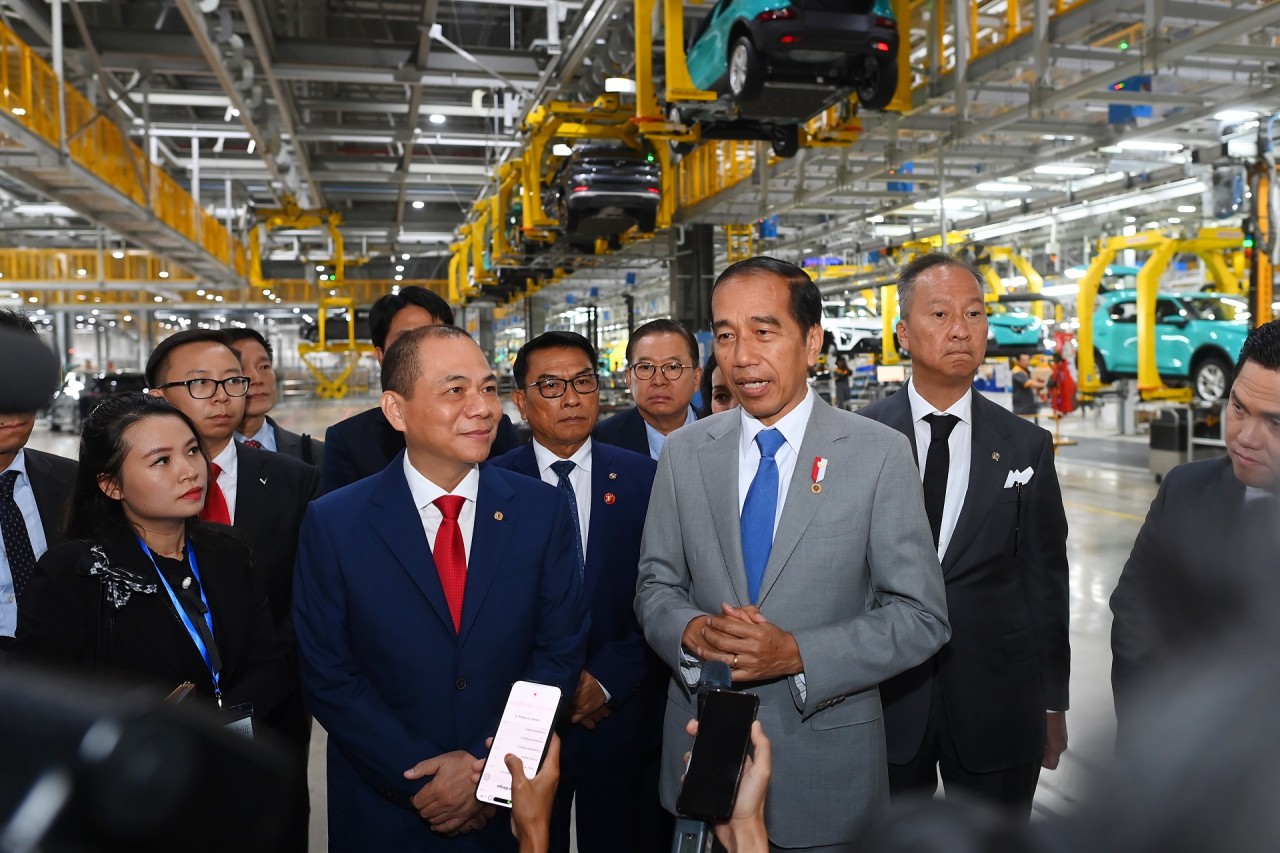 Tổng thống Indonesia Joko Widodo bày tỏ vui mừng khi đến thăm nhà máy.