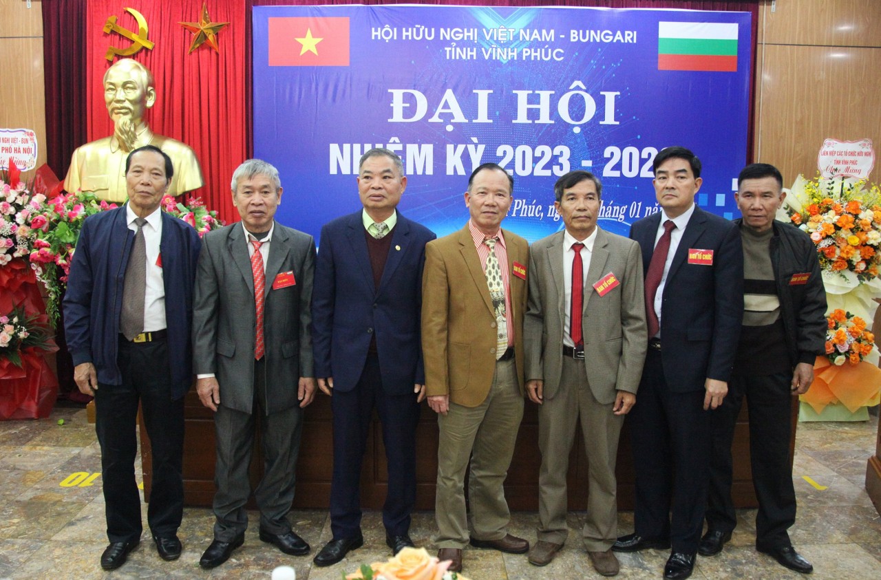 Ban Chấp hành Hội hữu nghị Việt-Bun nhiệm kỳ 2023-2028 ra mắt đại hội. Ảnh: