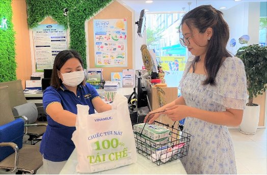 Vinamilk sử dụng các túi mua hàng được làm từ 100% nhựa tái chế tại các cửa hàng Giấc mơ sữa Việt.