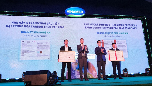 Trang trại bò sữa Vinamilk Nghệ An là trang trại đầu tiên nhận chứng nhận về trung hòa Carbon (PAS2060:2014).