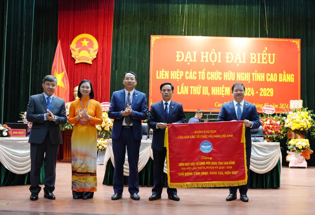 Lãnh đạo Liên hiệp các tổ chức hữu nghị Việt Nam trao Cờ lưu niệm cho Liên hiệp các tổ chức hữu nghị tỉnh.