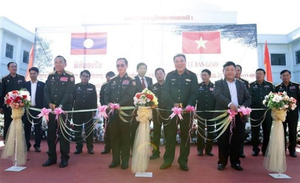 Đại diện Bộ Quốc phòng Việt Nam và Lào cắt băng khánh thành và bàn giao Công trình. (Ảnh: KPL)
