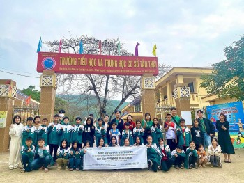 Sinh viên Đại học quốc gia Gyeongsang (Hàn Quốc) giao lưu văn hóa với học sinh Thái Nguyên