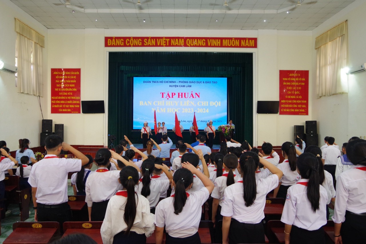 Học sinh huyện Cam Lâm (Khánh Hòa) trải nghiệm làm chiến sĩ hải quân