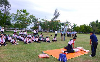 hoc sinh huyen cam lam khanh hoa trai nghiem lam chien si hai quan