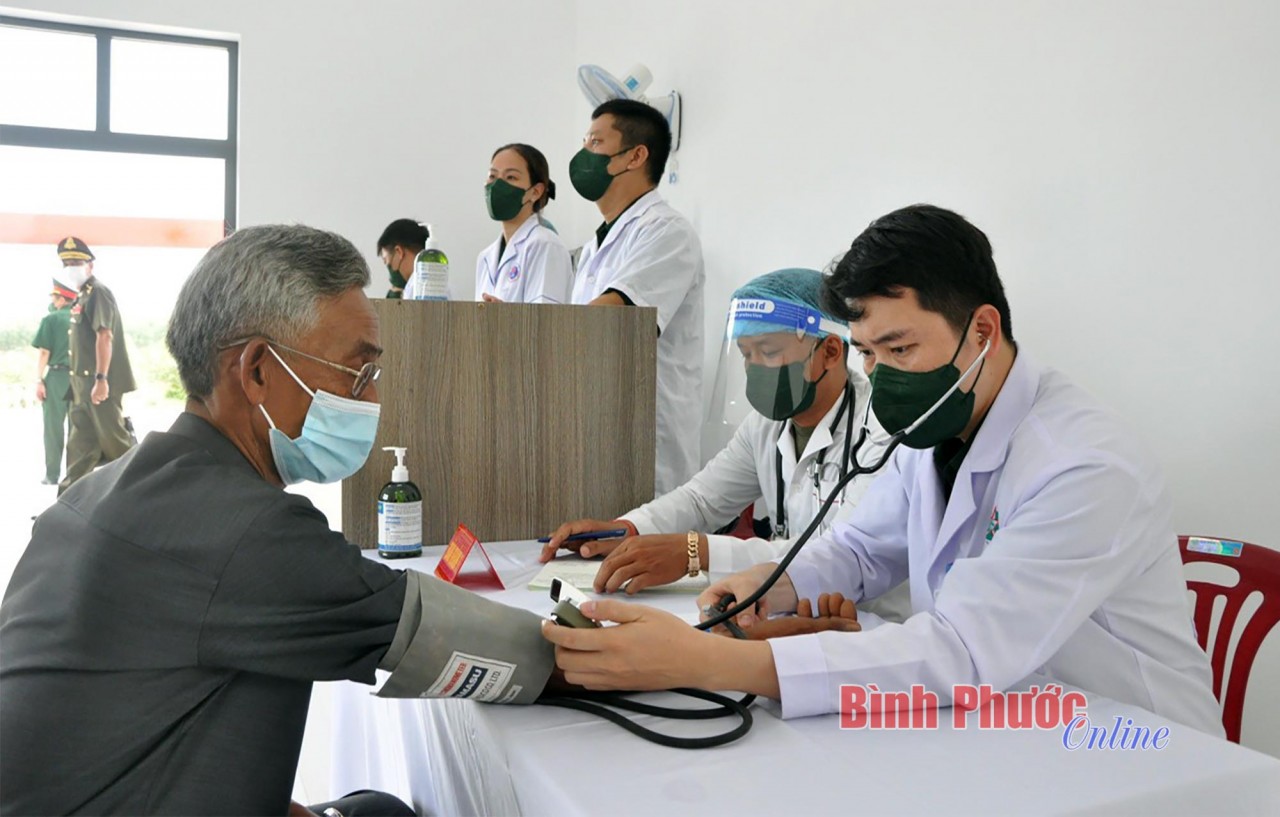 Bác sĩ Trạm xá Quân dân y hữu nghị Việt Nam - Campuchia thăm khám sức khỏe cho người dân hai bên biên giới