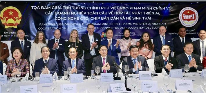 Thủ tướng Phạm Minh Chính và các thành viên Chính phủ tham dự Tọa đàm với các doanh nghiệp toàn cầu về hợp tác phát triển AI, công nghệ ô tô, chíp bán dẫn và hệ sinh thái. (Ảnh: icd.gov.vn)