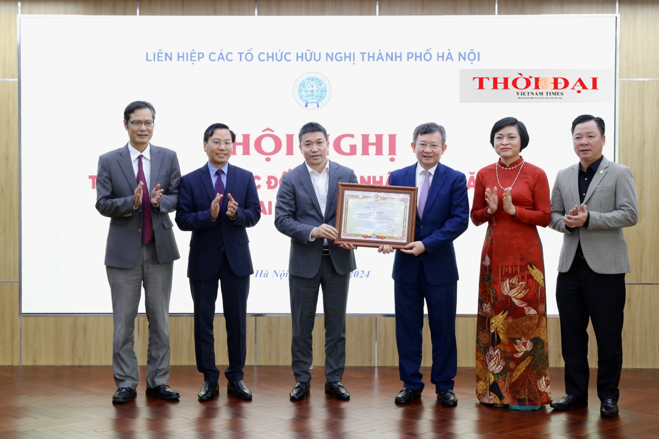 Chủ tịch Liên hiệp các tổ chức hữu nghị Việt Nam Phan Anh Sơn trao bằng khen cho HAUFO. (Ảnh: Đinh Hòa)