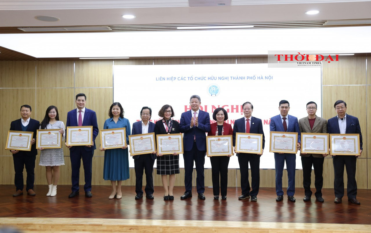 Phó Chủ tịch UBND thành phố Hà Nội Nguyễn Mạnh Quyền trao bằng khen cho 11 tập thể có thành tích xuất sắc trong công tác đối ngoại nhân dân năm 2023.