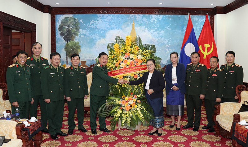 Thượng tướng Hoàng Xuân Chiến tặng hoa chúc mừng nhân dịp kỷ niệm 75 năm Ngày thành lập QĐND Lào. (Ảnh: mod.gov.vn)