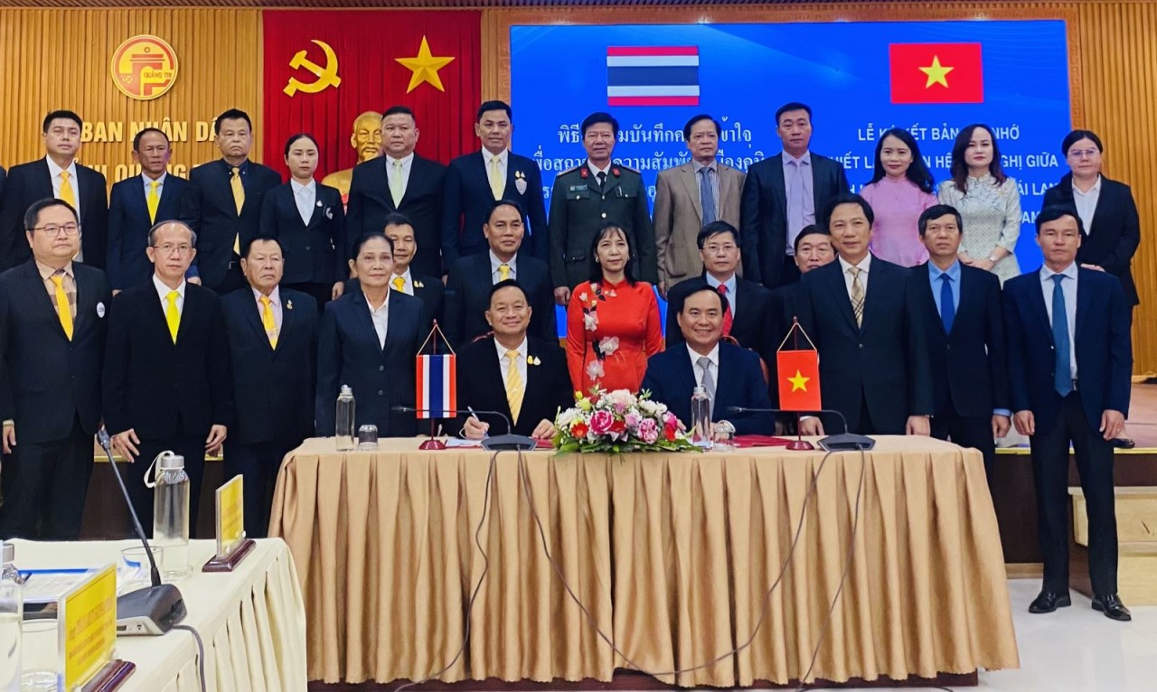 Đại diện lãnh đạo hai tỉnh Quảng Trị và Ubon Ratchathani ký kết biên bản ghi nhớ thiết lập quan hệ hữu nghị. (Ảnh: quangtritv.vn)