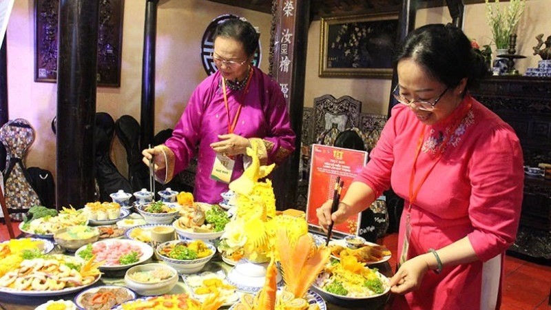 Các nghệ nhân ẩm thực trình bày mâm cỗ Tết Việt. (Ảnh: hochiminhcity.gov.vn)