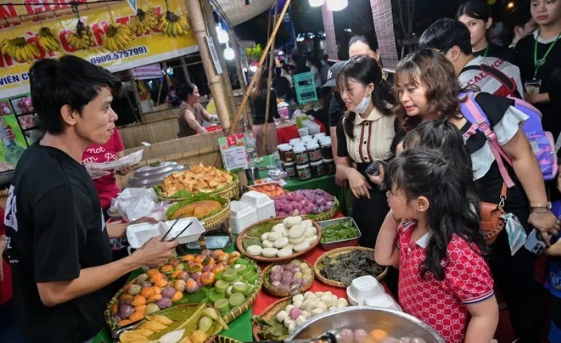 Lễ hội Tết Việt có các gian hàng ẩm thực giới thiệu đặc sản các vùng miền